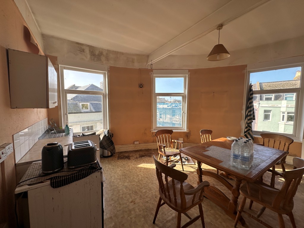 Lot: 66 - FREEHOLD MIXED USE INVESTMENT - Flat 2 Kitchen